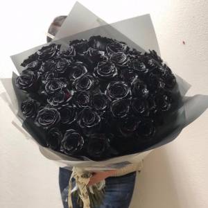 Букет 51 черная роза с оформлением R825