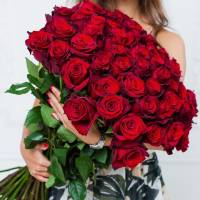 Букет крупная красная роза с лентами R104