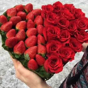 Сердце из красных роз и клубники R387
